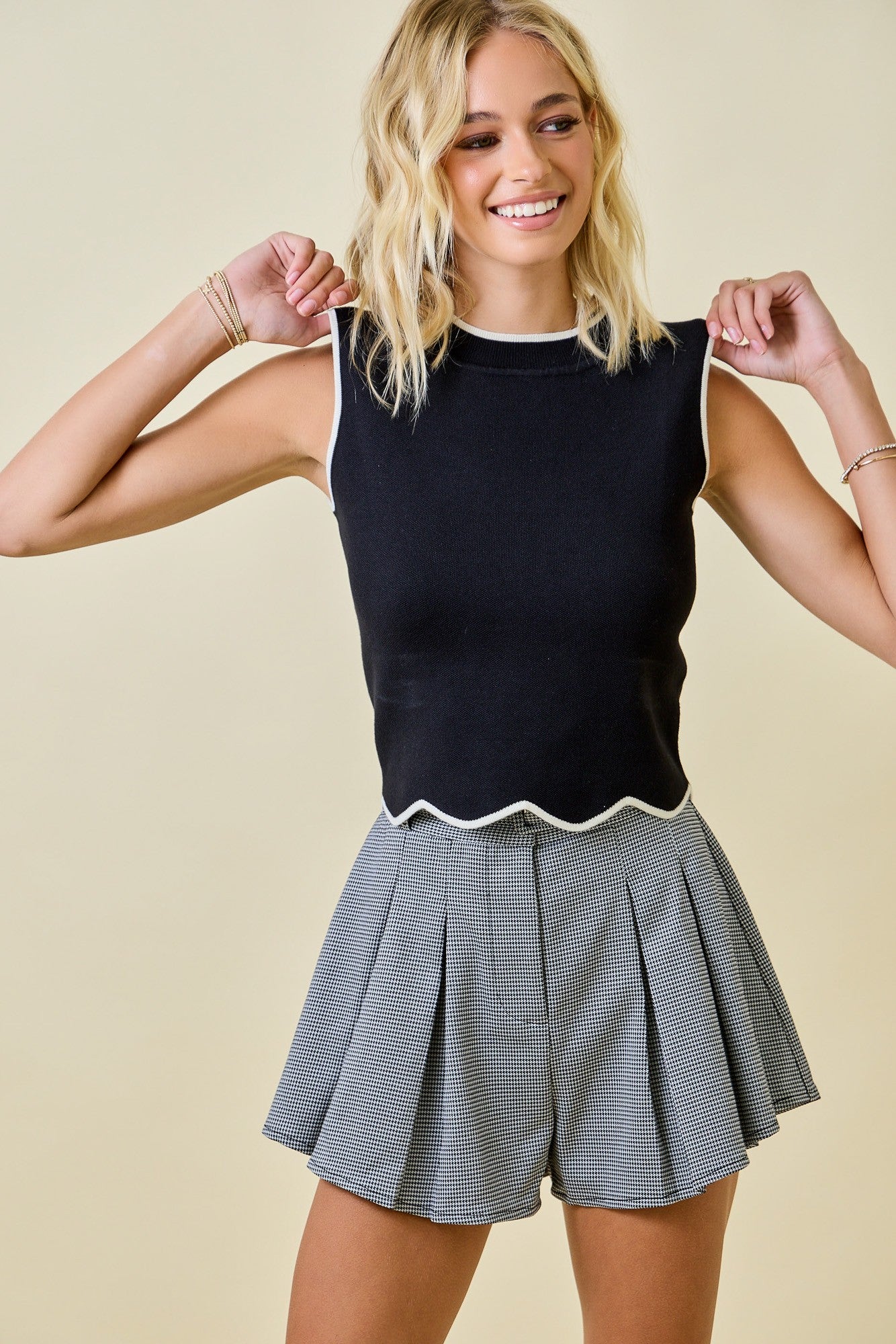 Scallop Edge Contrast Knit Top