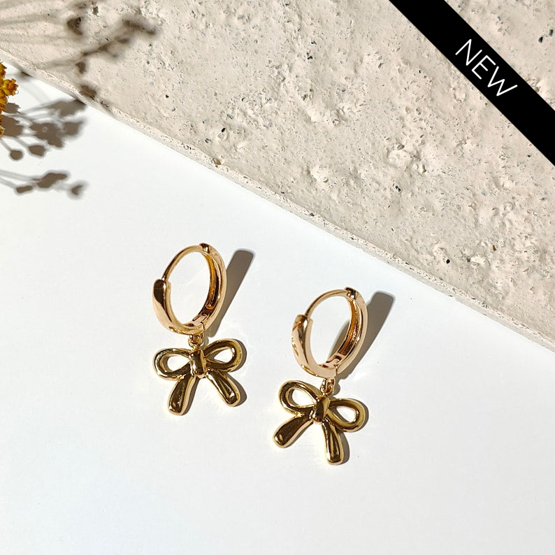 Tiffany and Co. - Gold Twist Bow Earrings | www.luxurybags.eu